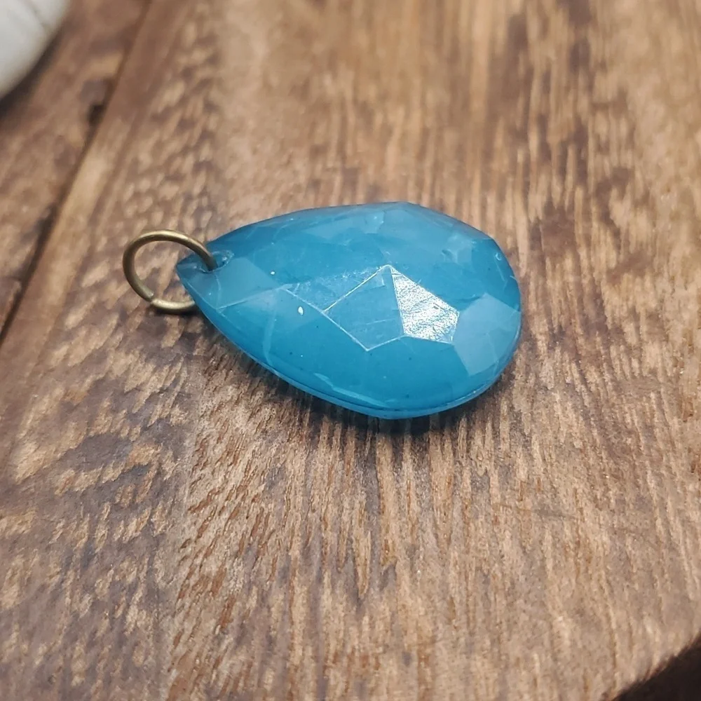 Glossy‎ blue facet treasure pendant drop